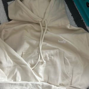 Cropped Levi’s hoodie